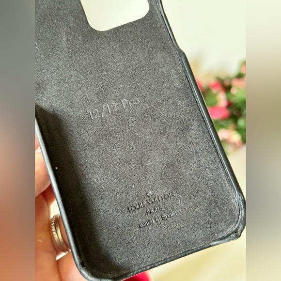 Louis Vuitton iPhone 12 Pro Bumper Monogram Noir 🖤🖤 - Picture 4 of 9